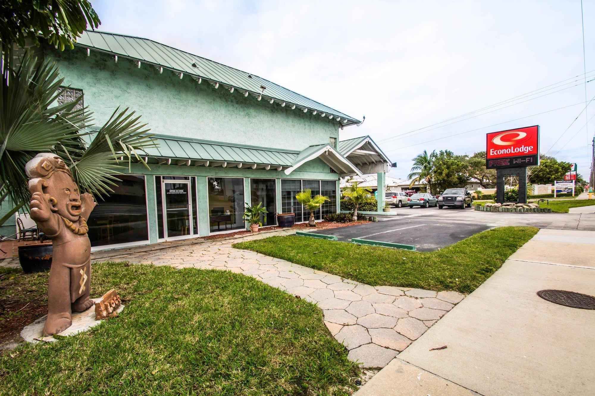 Econo Lodge Cocoa Beach - Near The Port Εξωτερικό φωτογραφία